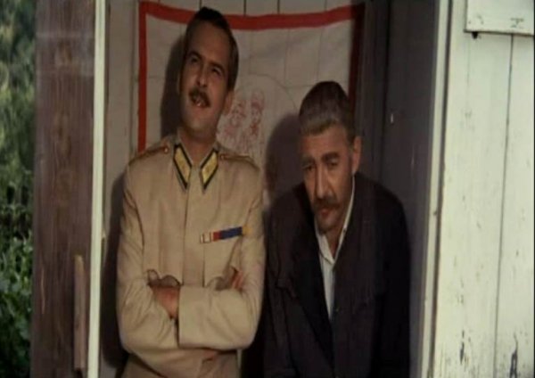 Az öreg Tót és az őrnagy úr kettesben a budin.... (az "Isten hozta, őrnagy úr" c. filmből)