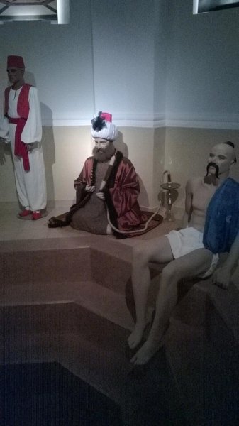 Török fürdőzők a medence szélén