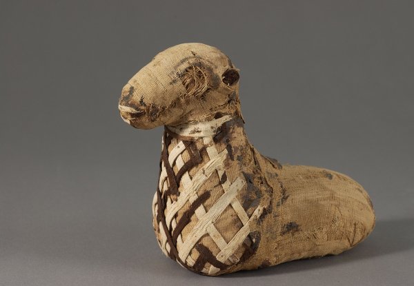  Kosmúmia, amely egy bárány maradványait tartalmazza, Kr. e. 664-332 vagy 332-30, @ Louvre